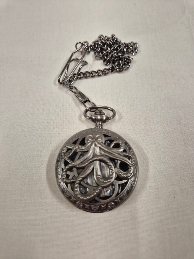 D&D Dice Pendant - 7-Piece Metal Dice Set - Kraken